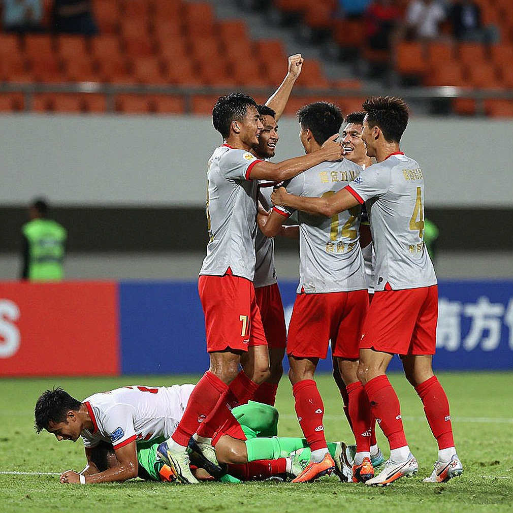 Bàn thua bị VAR hủy, fan và cầu thủ sốc: Cơn bão tranh cãi về luật offside ở V.League Bàn thua bị VAR hủy, fan và cầu thủ sốc: Cơn bão tranh cãi về luật offside ở V.League