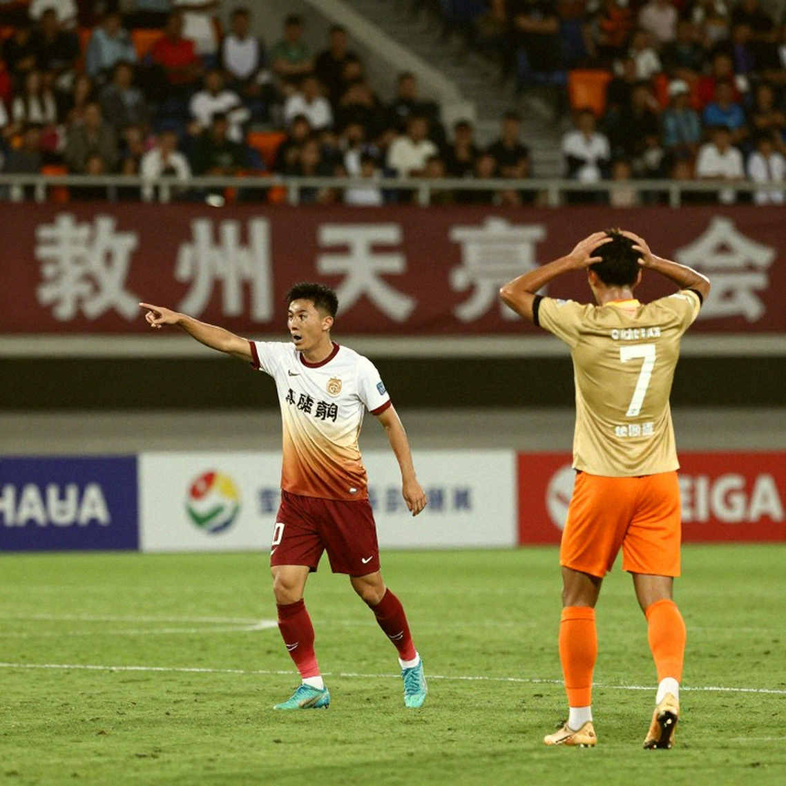 Bàn thua bị VAR hủy, fan và cầu thủ sốc: Cơn bão tranh cãi về luật offside ở V.League Bàn thua bị VAR hủy, fan và cầu thủ sốc: Cơn bão tranh cãi về luật offside ở V.League