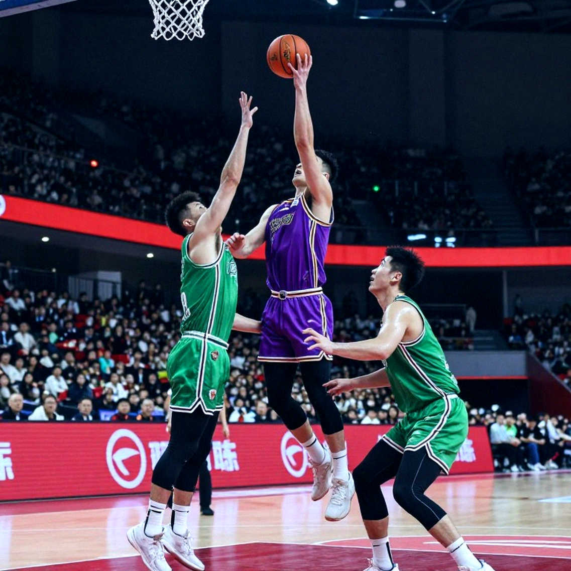 Barcelona 96-87: Chiếc cúp không chính thức và cú ngã ở giữa sân Barcelona 96-87: Chiếc cúp không chính thức và cú ngã ở giữa sân