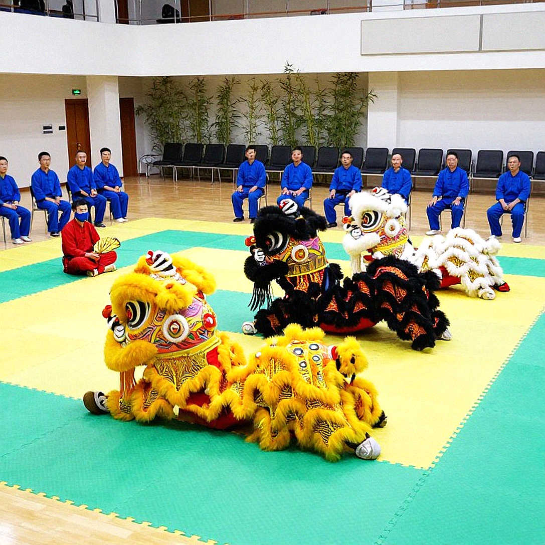 Chín phần phân tích, không một nhân vật