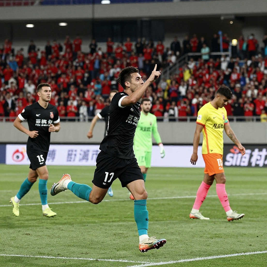 Guillermo Ochoa, Feid và khoảng trống dữ liệu phía sau một tin thể thao mạng xã hội