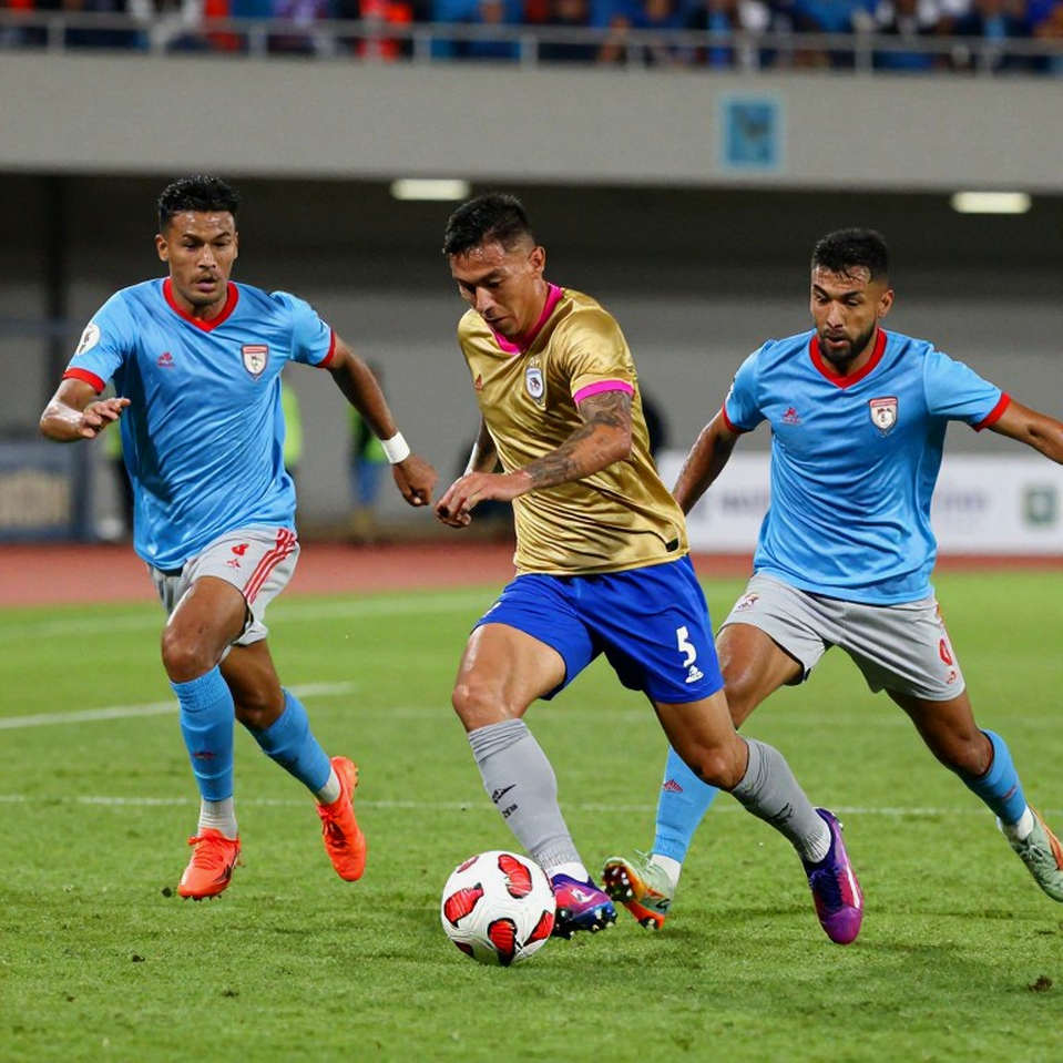 Van Hau's VAR Red Card, Ngoc Tan's 3-4 Weeks Out, and The Cong Viettel's Midfield Depth Problem Van Hau's VAR Red Card, Ngoc Tan's 3-4 Weeks Out, and The Cong Viettel's Midfield Depth Problem