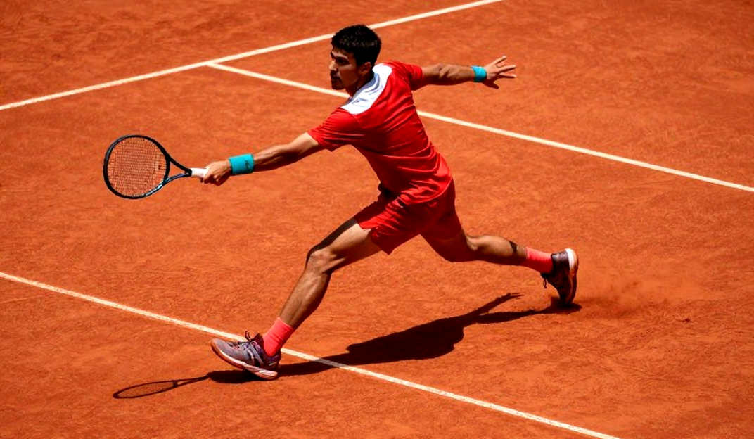 Alcaraz và chiếc băng nén: Nhà vô địch US Open 2026 khởi đầu bằng nụ cười, nhưng cánh tay phải đang nói điều gì? Alcaraz và chiếc băng nén: Nhà vô địch US Open 2026 khởi đầu bằng nụ cười, nhưng cánh tay phải đang nói điều gì?