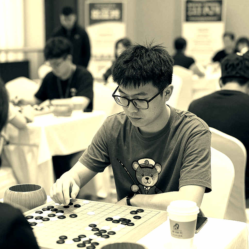 Firouzja hạ Carlsen sau 49 nước: Global Chess League 2026 và lỗ hổng đồng hồ của thể thức nhanh